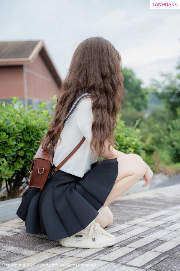   [XiuRen]高清写真图 2024.08.01 No.8948 拍黄瓜girl 制服美腿第40张图片